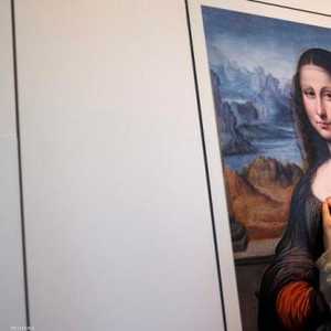 زائر ضعيف البصر يتحسس لوحة الموناليزا