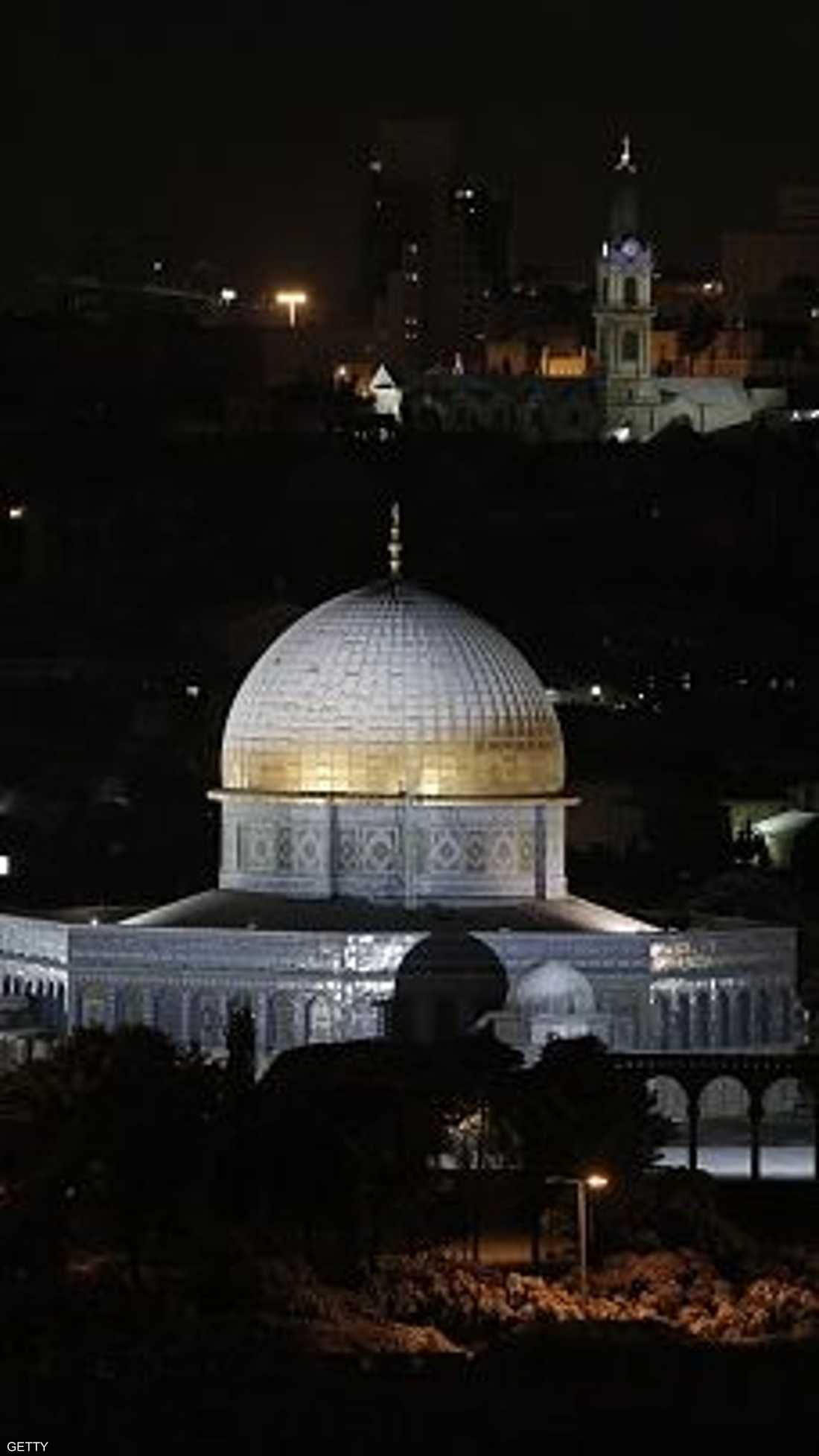 بدأت الثلوج تتساقط مساء الخميس وقبة الصخرة كما بدت ليلا