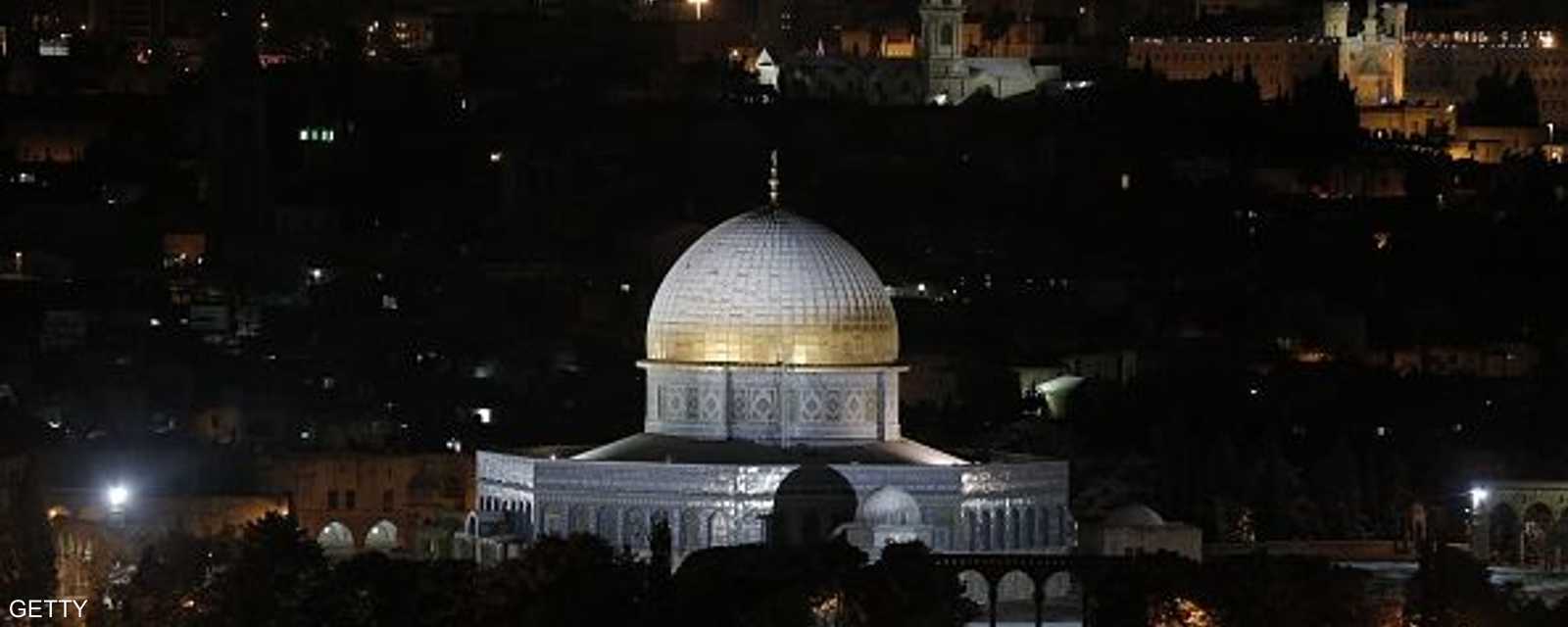 بدأت الثلوج تتساقط مساء الخميس وقبة الصخرة كما بدت ليلا