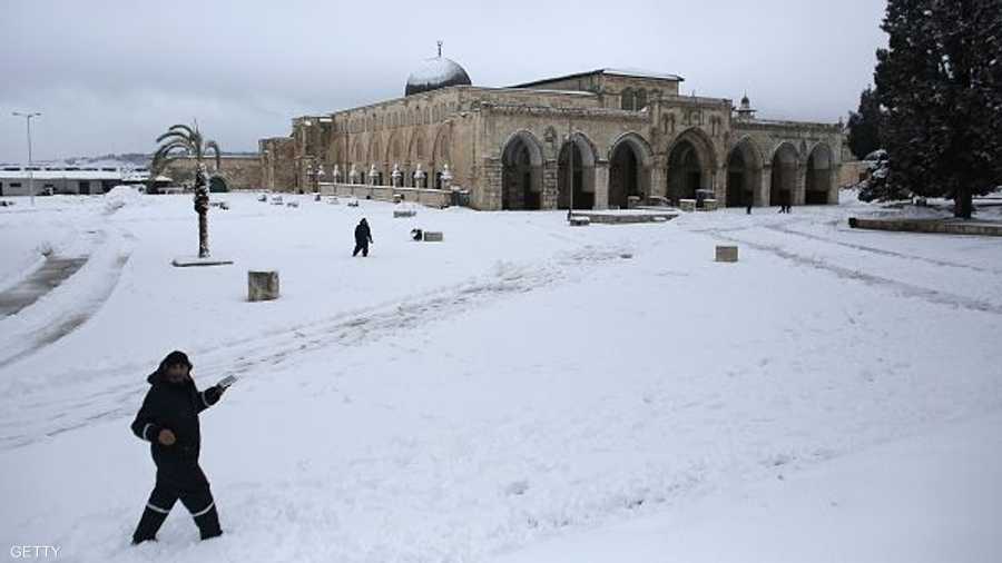 الثلوج تغطي باحات المسجد الأقصى وساحته