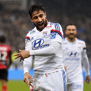 نبيل فقير بشعار ليون الفرنسي