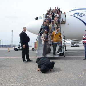 وصول الطائرة الثانية ضمن الجسر الجوي لإعادة المصريين من ليبيا