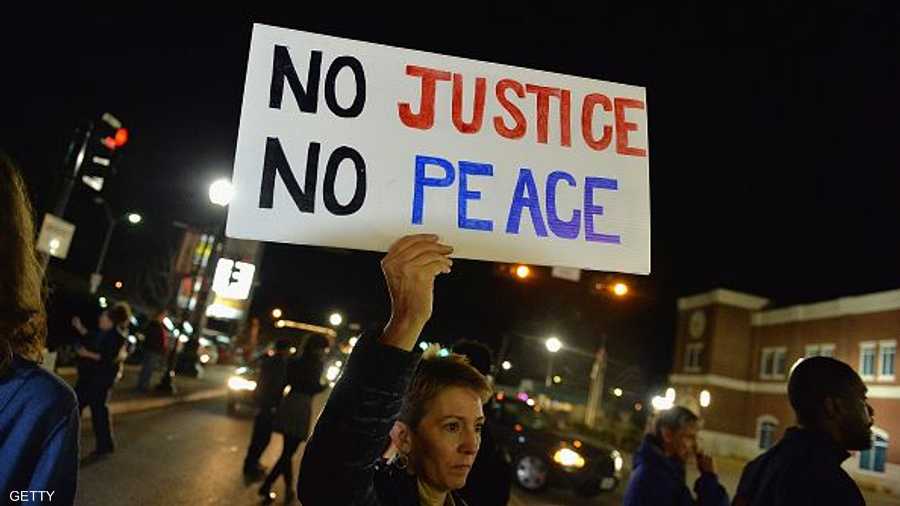 متظاهرو فيرغسون يبحثون عن عدالة يشعرون بافتقادها منذ مقتل شاب أسود بالرصاص على يد ضابط شرطة أبيض بمدينتهم