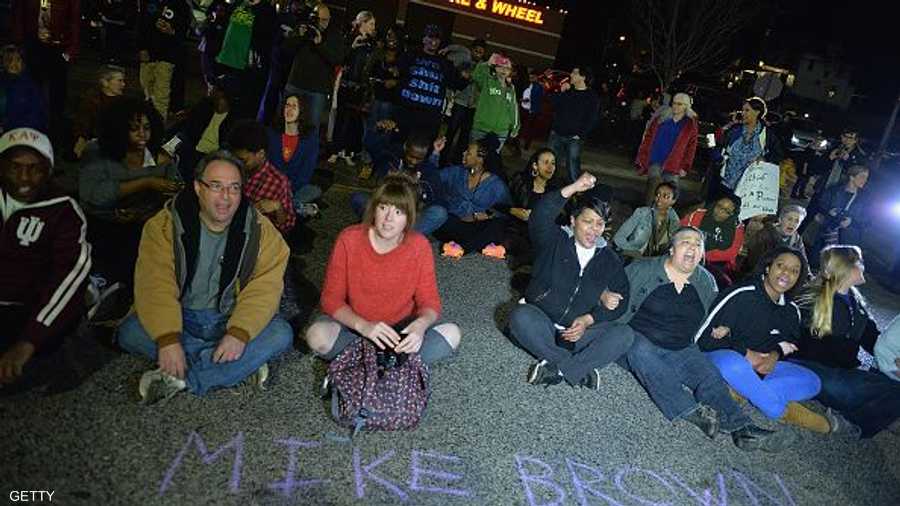 طقوس الاحتجاجات تتفاوت لكنها تجمع على إبداء الغضب من ممارسات الشرطة