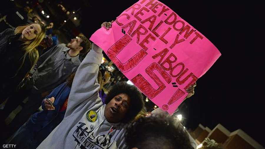 لافتة بيد متظاهرة تعلن أن المسؤولين لا يشعرون بنا