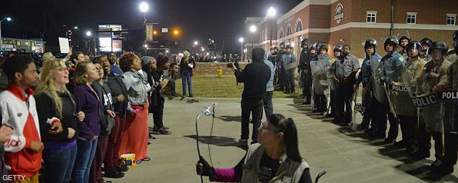 الشرطة في مواجهة المتظاهرين.. مشهد يتكرر في فيرغسون