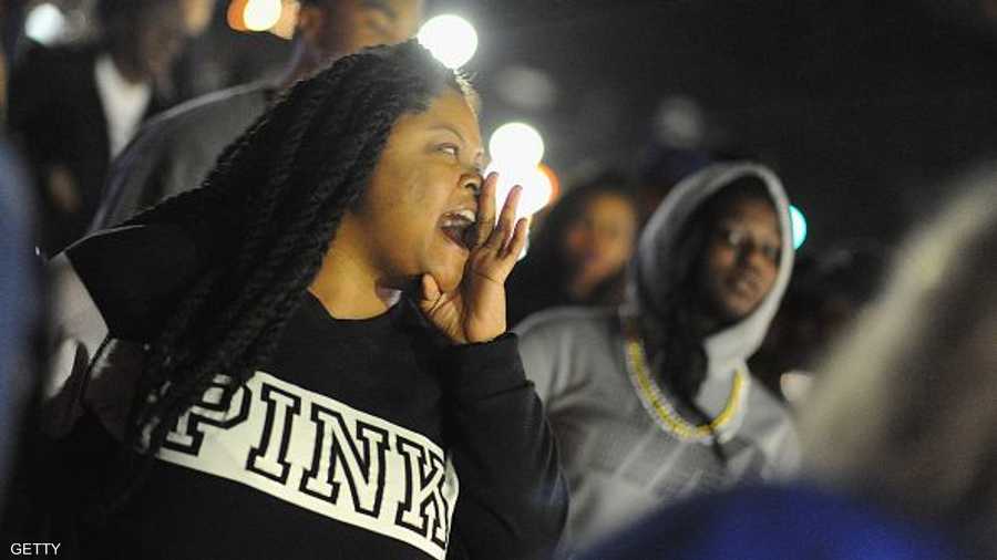 هتافات غاضبة ومرارة يشعر بها متظاهرون لم ينسوا مقتل الشاب الأسود 