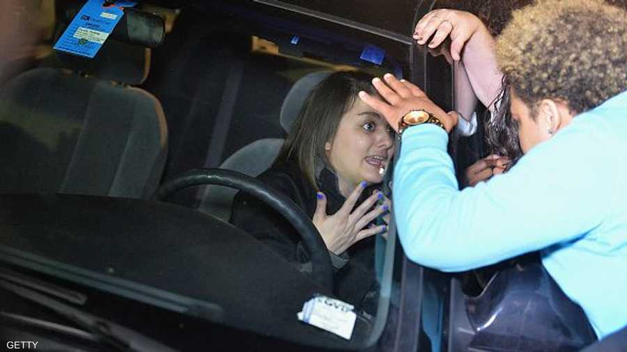 جدال بين متظاهرين وفتاة بعد منع سيارتها من المرور