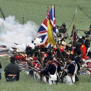 رجال بزي الجيش الفرنسي في معركة واترلو ضد الحلفاء عام 1815