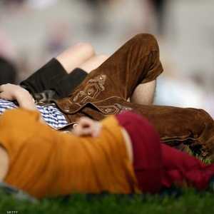 يستمتعون بالقيليولة بإحدى الحدائق