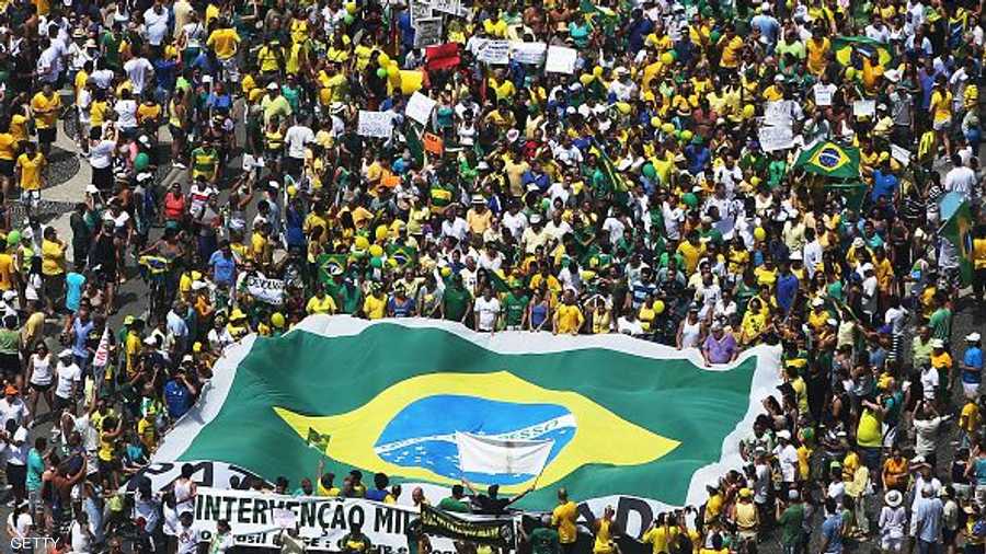علم البرازيل يتوسط مئات الآلاف من المتظاهرين في ساو باولو
