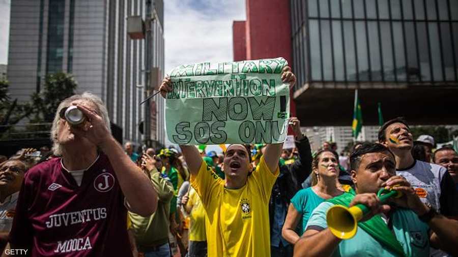 متظاهرون يطالبون المؤسسة العسكرية بالتدخل