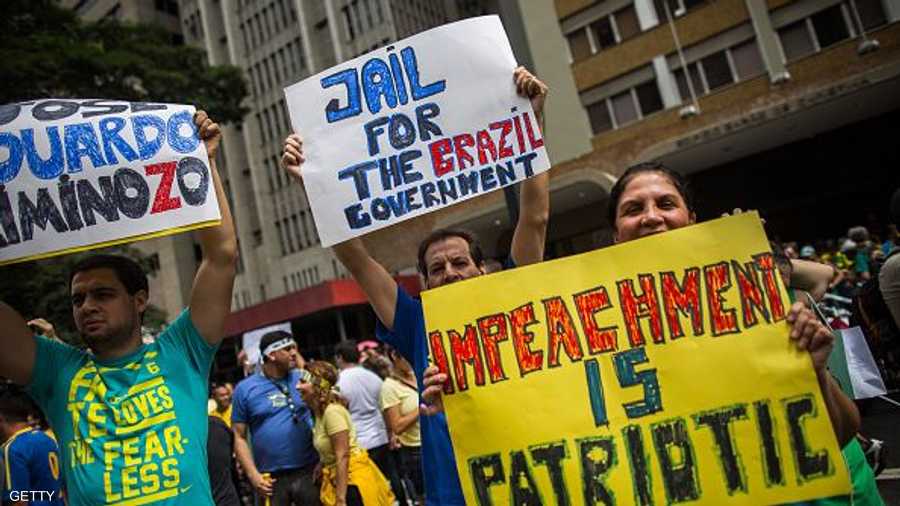 وآخرون ينادون بسجن أعضاء من الحكومة