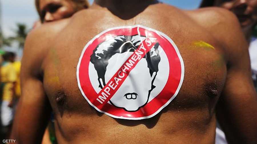 ملصق مبتكر يدعو لعزل روسيف على صدر أحد المتظاهرين