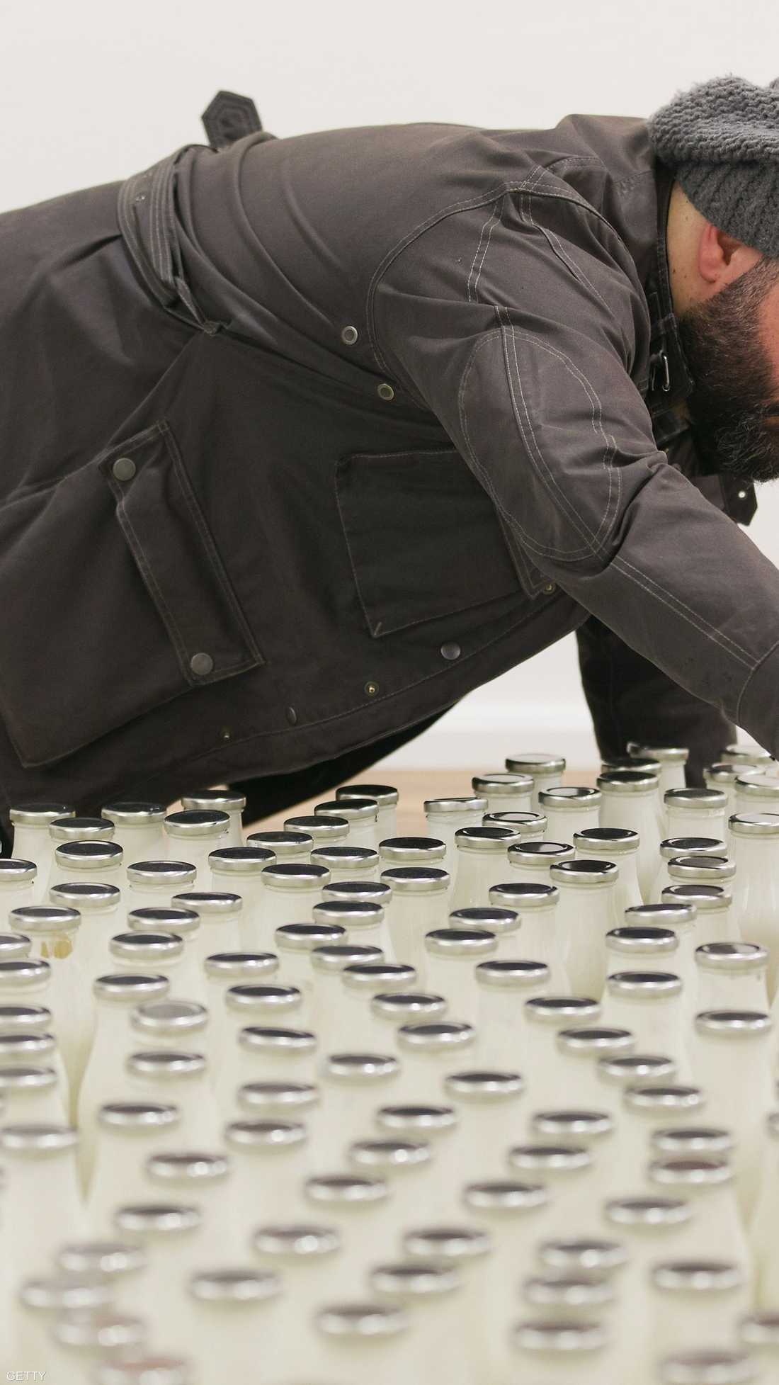 الفنان السوري، إبراهيم فخري، قال إن استخدام زجاجات الحليب يهدف إلى تقريب صورة الوضع في سوريا إلى أذهان البريطانيين 