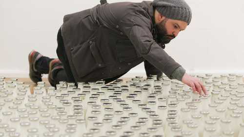 الفنان السوري، إبراهيم فخري، قال إن استخدام زجاجات الحليب يهدف إلى تقريب صورة الوضع في سوريا إلى أذهان البريطانيين 