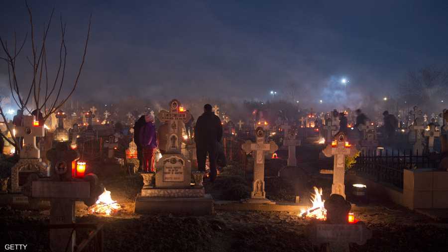 في رومانيا اختار هؤلاء إشعال الشموع أمام قبور أحبائهم بمناسبة عيد الفصح