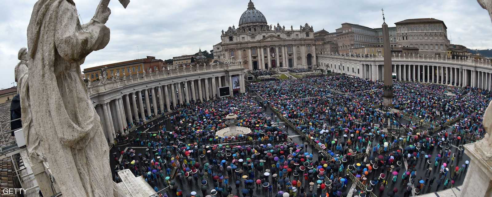 الآلاف يستمعون إلى عظة البابا فرانسيس بمناسبة عيد الفصح في ساحة القديس بطرس في الفاتيكان