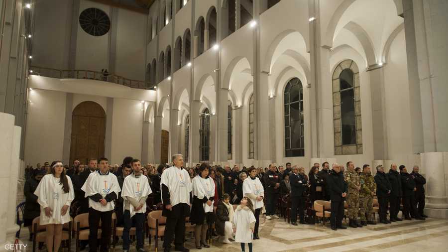 كاثوليك في كوسوفو يؤدون الصلاة في كاتدرائية الأم تيريزا خلال الاحتفالات