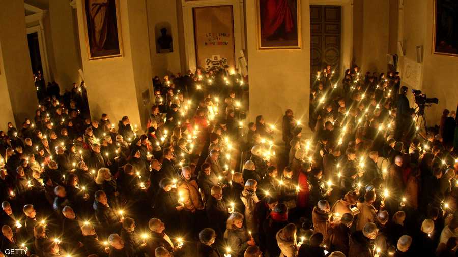الشموع تضيء كاتدرائية فيلنيوس في ليتوانيا