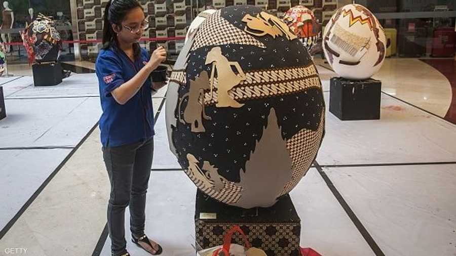 فناة تلون البيض في إندونيسيا