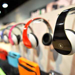 سماعات للأذن بمعرض التقنيات الاستهلاكية في لاس فيغاس