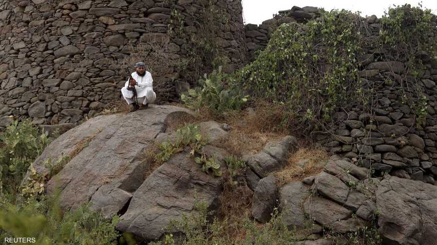 متطوعون من القبائل السعودية يراقبون من مواقعهم على جبال فيفا السعودية التحركات على الحدود مع اليمن