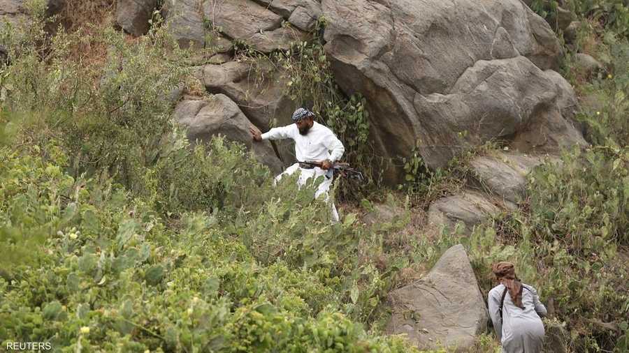 متطوعان من رجال القبائل يتجهان إلى موقعهما لمراقبة الحدود اليمنية وذلك بالتنسيق مع القوات السعودية بالمنطقة