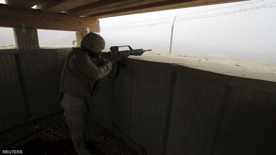 جندي سعودي في موقعه ببرج مراقبة على الحدود مع اليمن