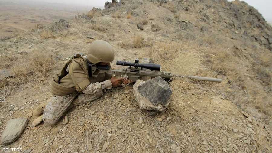 جندي سعودي قناص يتخذ موقعاً على أحد الجبال المتقدمة قرب الحدود اليمنية