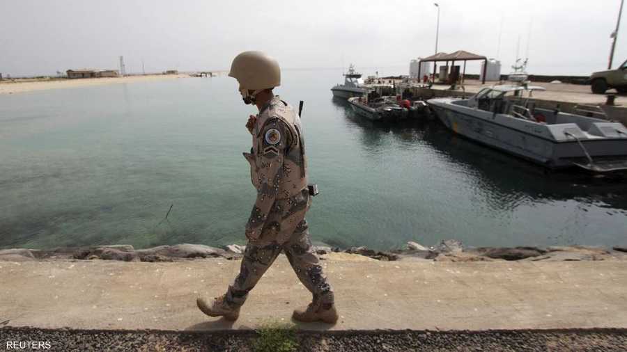 جندي سعودي من الوحدة الخاصة بالبحرية السعودية قرب الحدود مع اليمن
