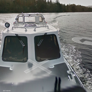 غوغل تلتقط صور للبحيرة من فوق سطح الماء وتحت الأعماق.