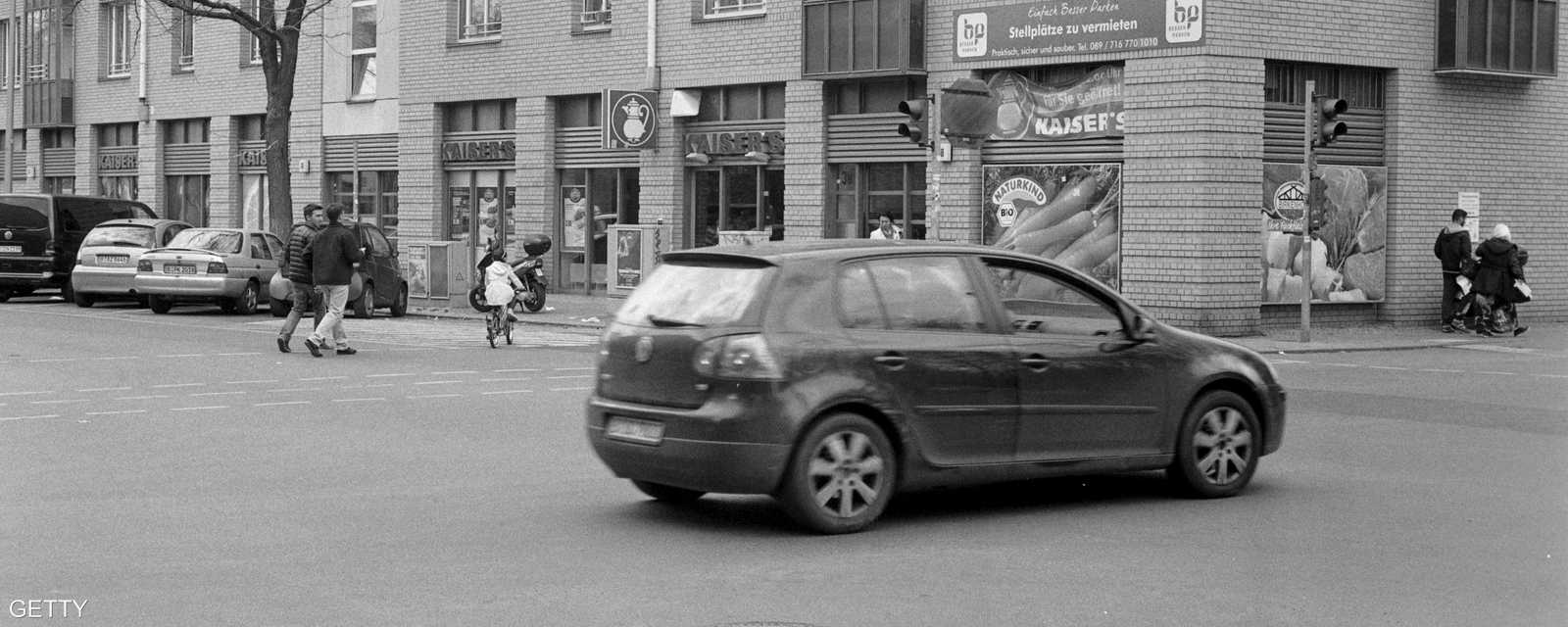 سيارة تمر في تقاطع شارعي غيته وألكسندغينين في برلين بتاريخ 21 أبريل 2015 