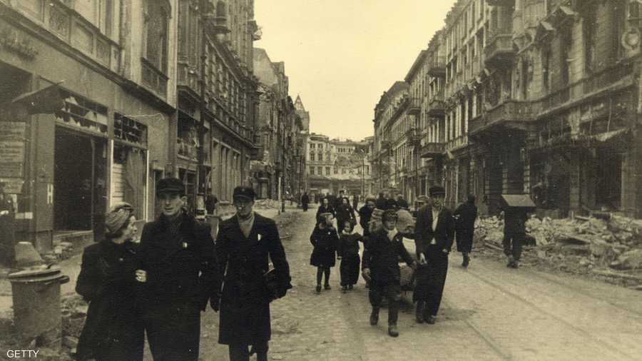 صورة لمشاة في شارع بوزيه ببرلين في مايو 1945 