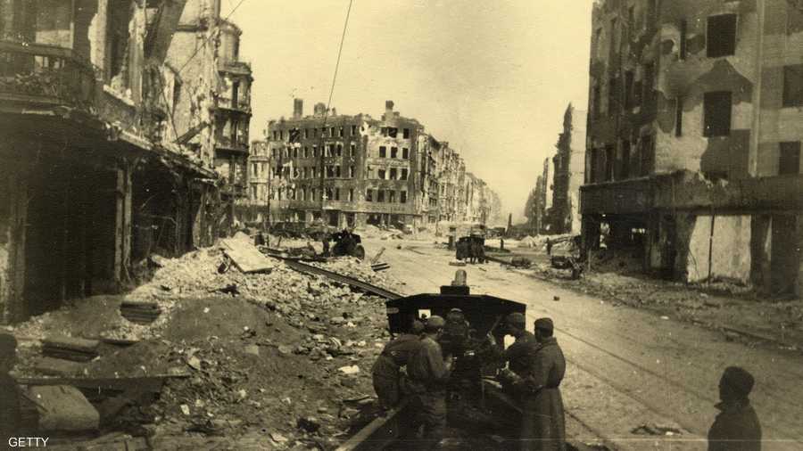 جنود روس يقفون بجوار مدافعهم بين شارعي أوجوست وغوزينتالا ببرلين في صورة بتاريخ مايو 1945 