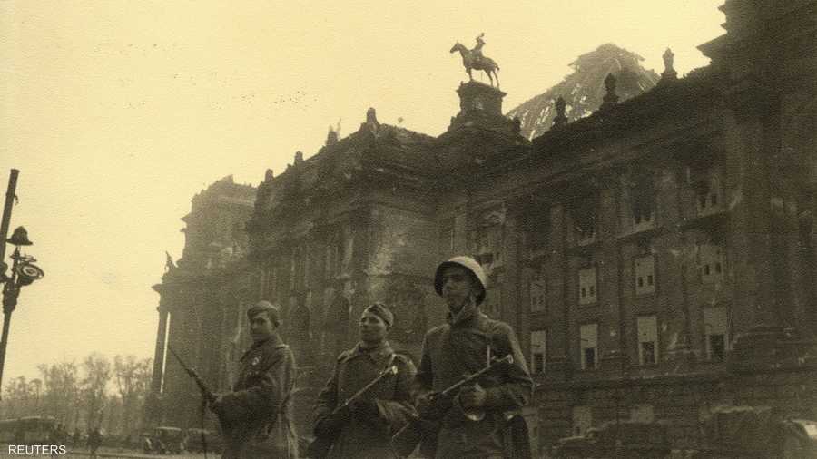 الجنود الروس أمام مبنى الرايخستاغ ببرلين في صورة بتاريخ مايو 1945 