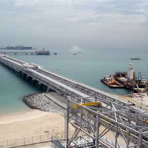 مصفاة الأحمدي لتكرير البترول الأكبر في الكويت.