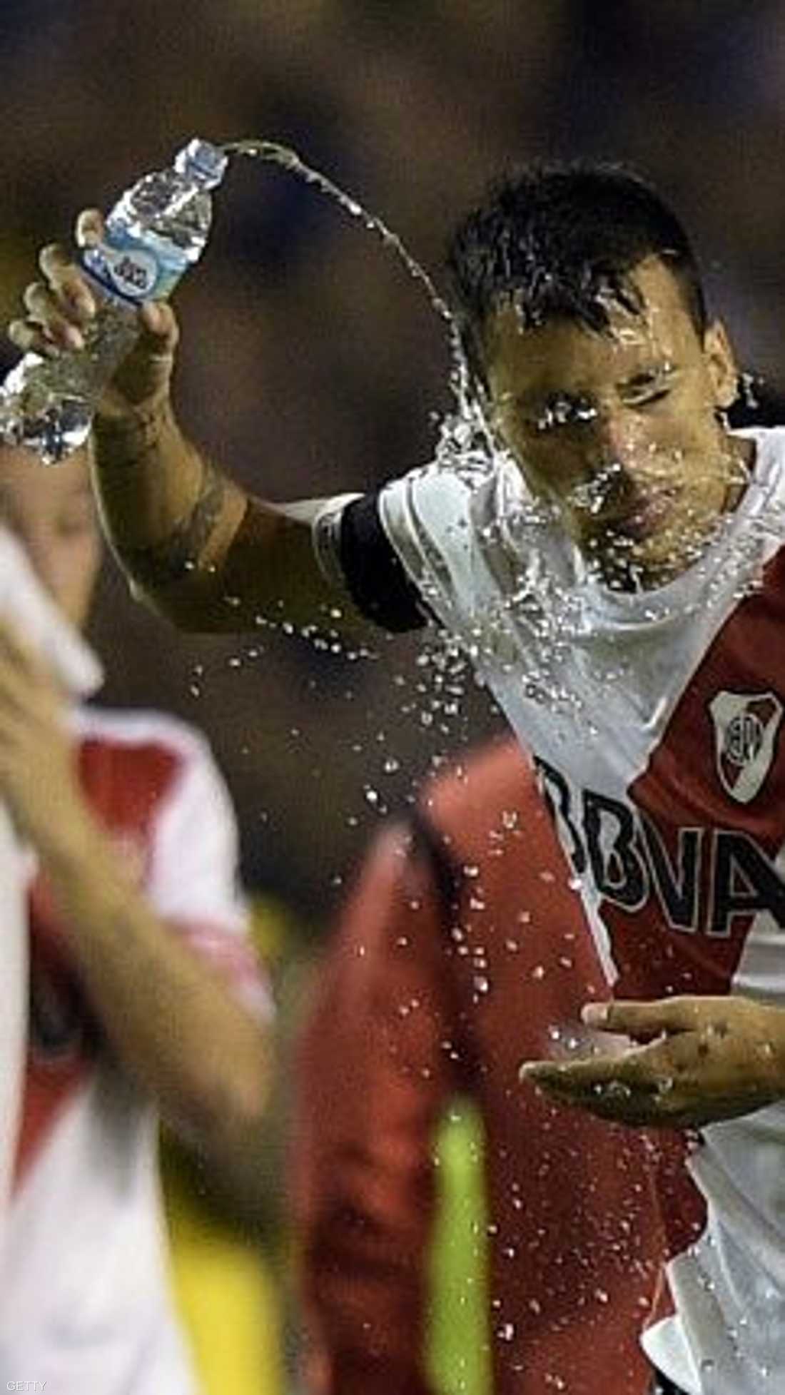 لاعب من ريفر بليت يغسل وجهه بالماء قبل قرار إلغاء المباراة أمام بوكا جونيورز