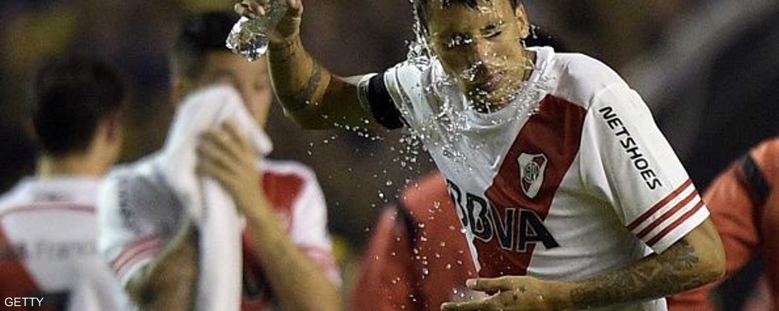 لاعب من ريفر بليت يغسل وجهه بالماء قبل قرار إلغاء المباراة أمام بوكا جونيورز