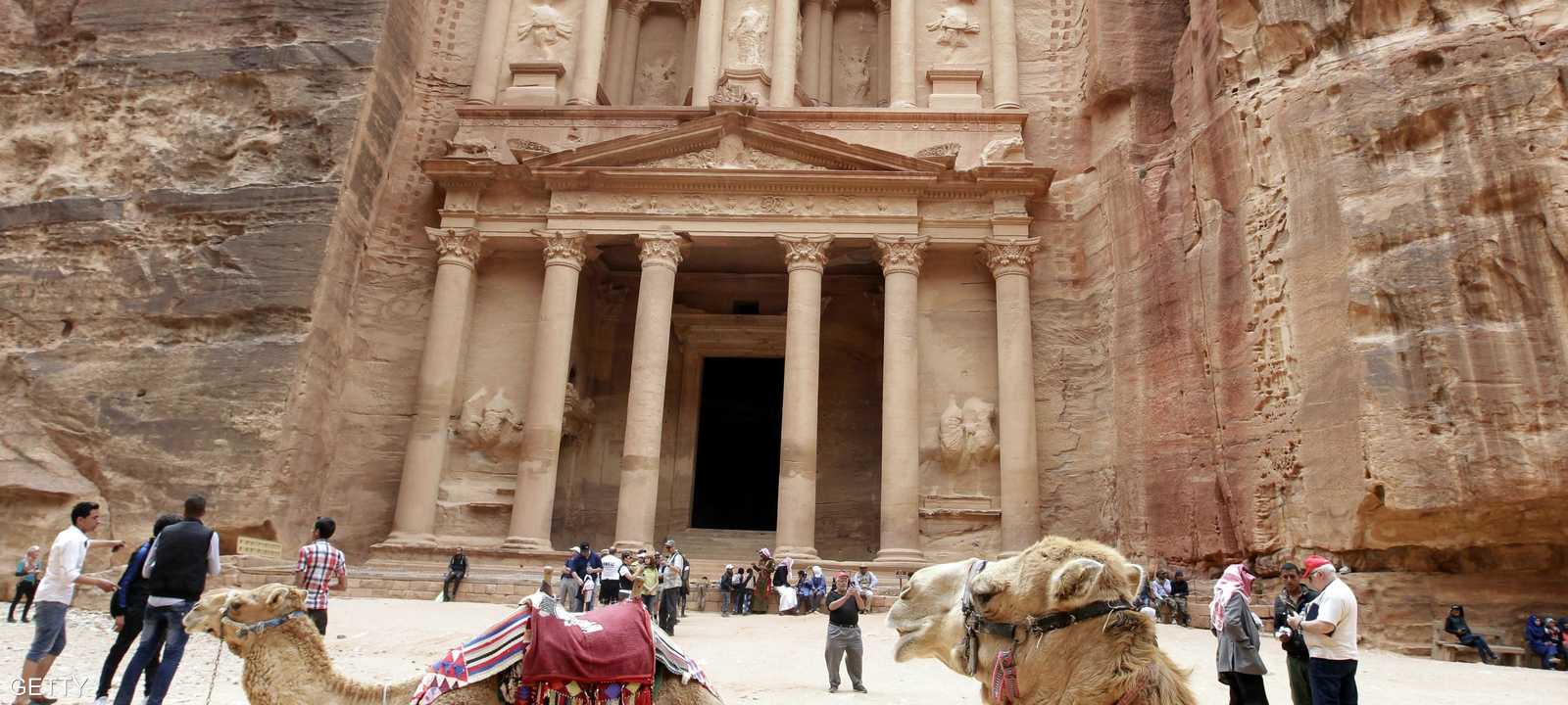 تستخدم الجمال لنقل السائحين في مدينة البتراء الأثرية في الأردن