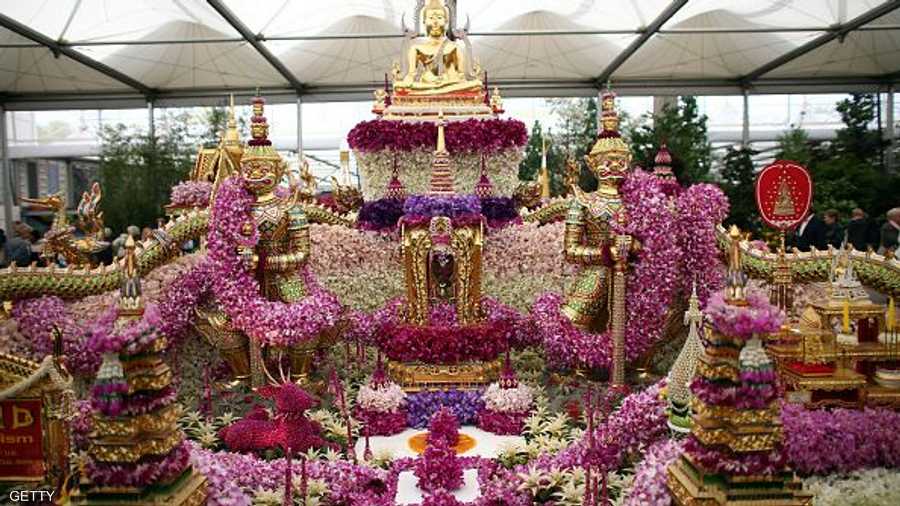 معبد بوذي مبني من الورود
