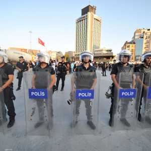 مكافحة الشغب التركية تحيط بالمتظاهرين خلال مظاهرة في حديقة غيزي (أرشيفية)