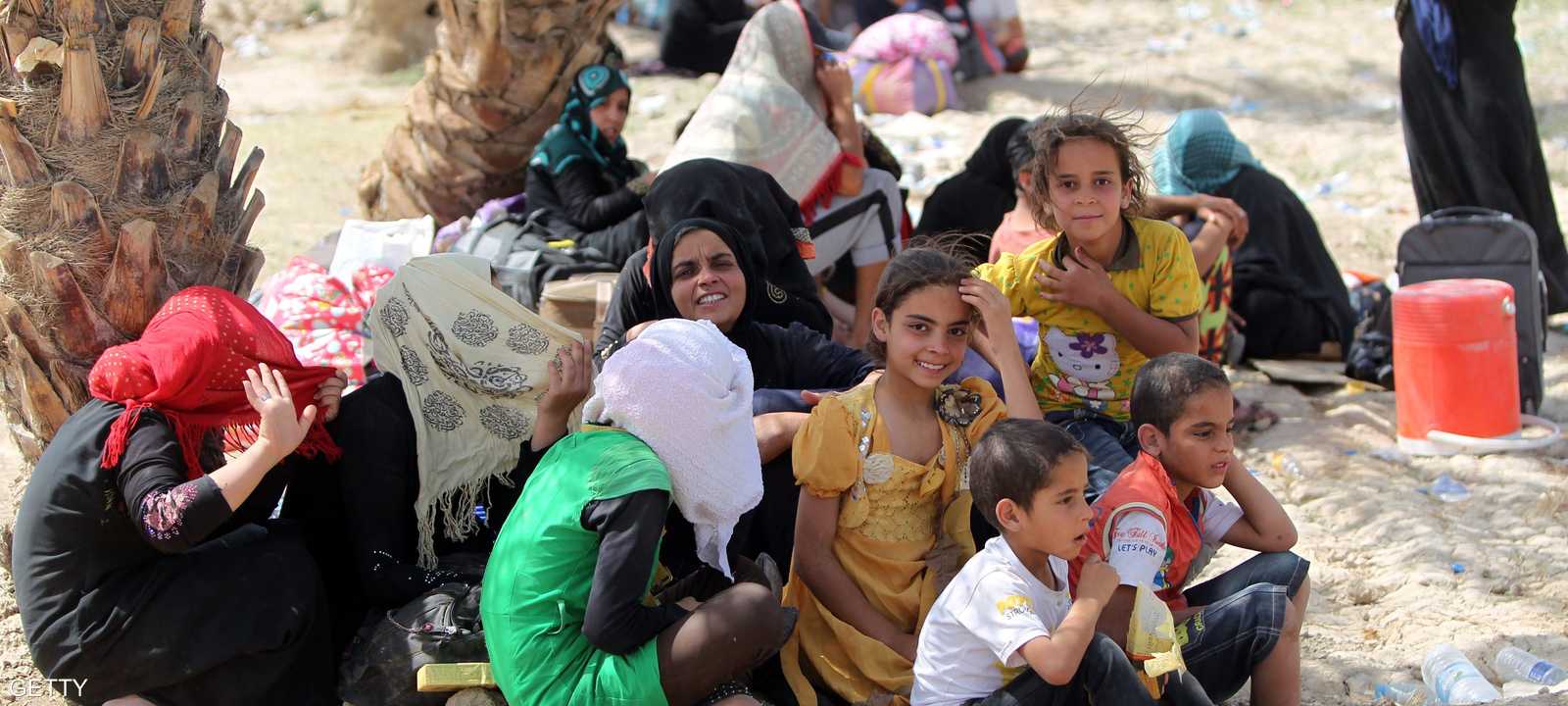 أسر عراقية فرت من مدينة الرمادي على الحدود الجنوبية الغربية لبغداد في 22 مايو 2015