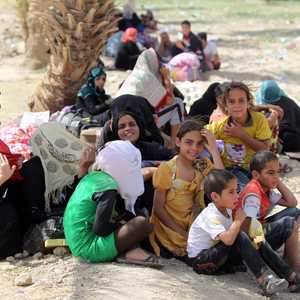 أسر عراقية فرت من مدينة الرمادي على الحدود الجنوبية الغربية لبغداد في 22 مايو 2015