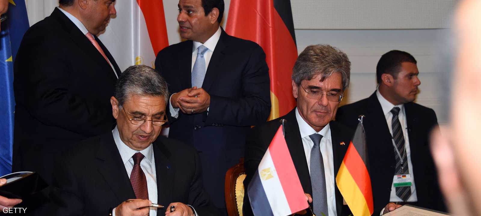 وزير الكهرباء والطاقة المصري يوقع الاتفاق مع رئيس شركة سيمنز
