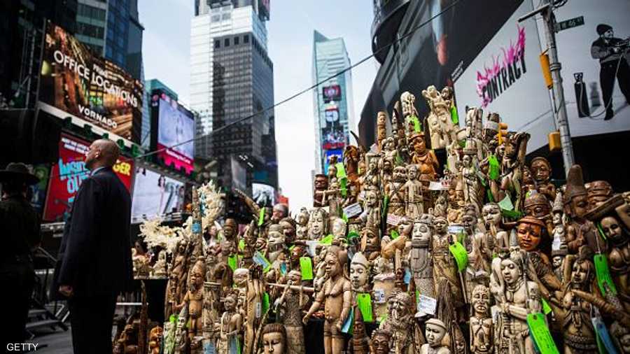 جيش جرار من تماثيل منحوتة من العاج غير الشرعي في تايمز سكوير