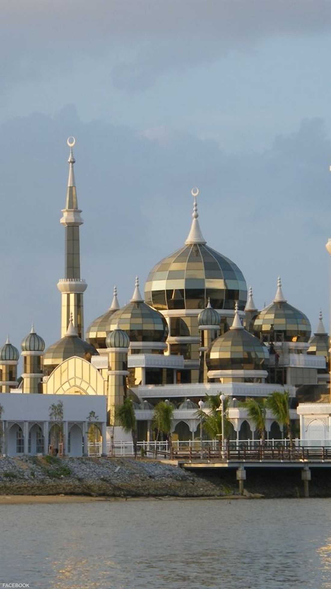 مسجد الكريستال المصنوع من الكريستال الخالص يقع في مدينة كوالا ترينجانو في الشمال الشرقي من شبه الجزيرة الماليزية، وأمر ببنائه السلطان ميزان زين العابدين في العام 2006 وافتتح في 2008.