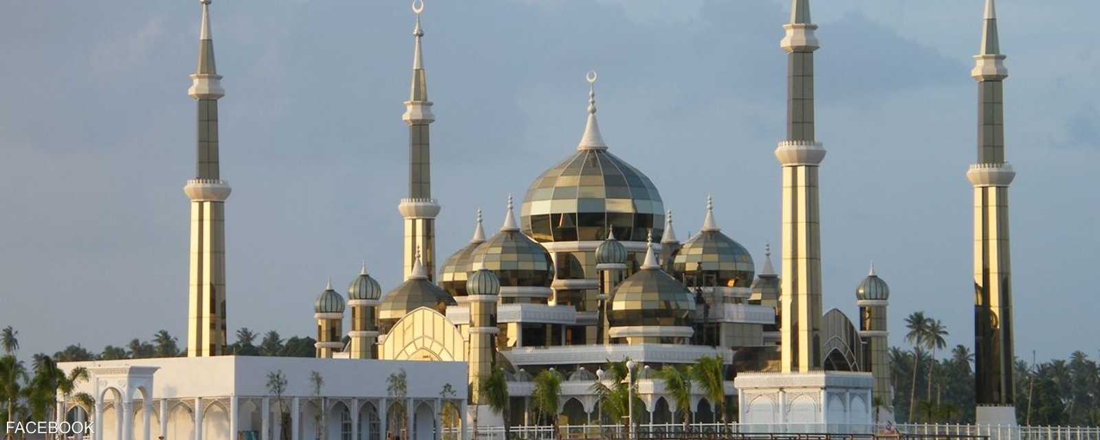 مسجد الكريستال المصنوع من الكريستال الخالص يقع في مدينة كوالا ترينجانو في الشمال الشرقي من شبه الجزيرة الماليزية، وأمر ببنائه السلطان ميزان زين العابدين في العام 2006 وافتتح في 2008.