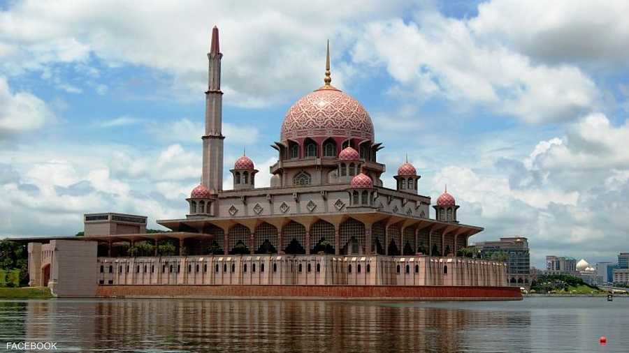 مسجد بوترا جايا الذي يقع على بحيرة بوترا جايا الاصطناعية في مدينة كولالمبور ويتسع لأكثر من 15 ألف مصلي. وقد تم الانتهاء من بنائه في العام 1999.