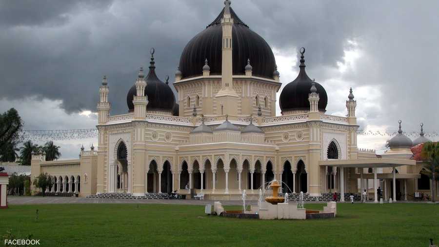 مسجد زاهر هو أحد أقدم المساجد نسبيا في ماليزيا حيث تم بناؤه في العام 1912، وهو أحد العلامات المعمارية المميزة ويصنف على أنه أحد أجمل مساجد العالم. تم تصميم قبابه الخمس لتعبر عن أركان الإسلام الخمسة.